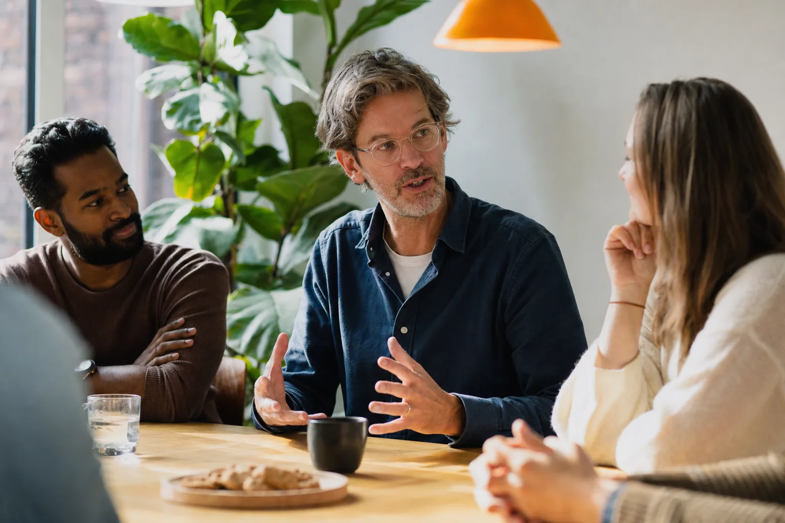 Divers team in overleg tijdens een veranderingstraject