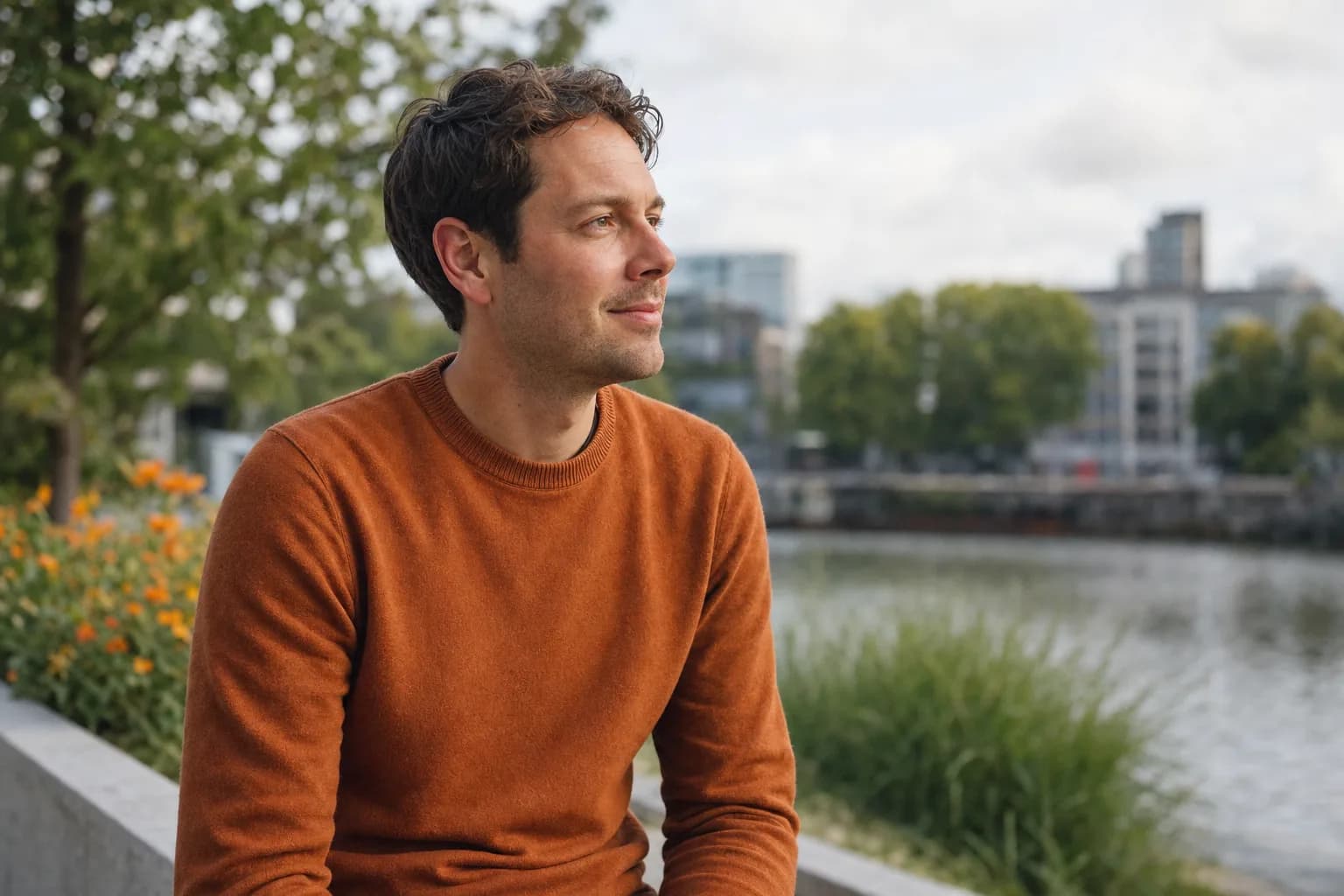 Medewerker neemt een korte pauze buiten in de Nederlandse natuur