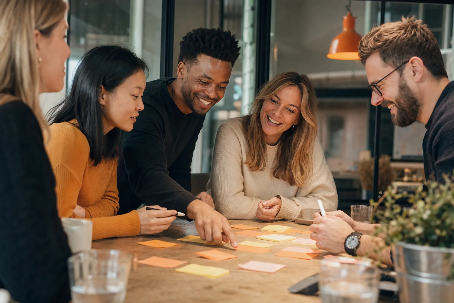Collega's werken samen aan een opdracht tijdens een teamtraining