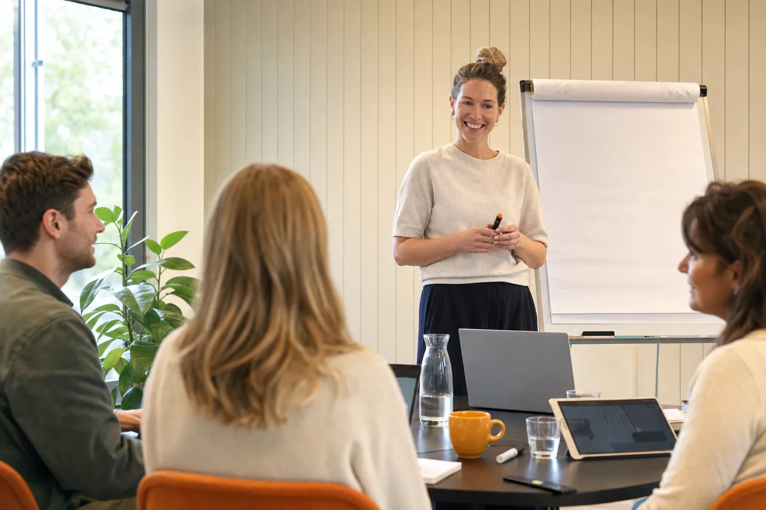 Trainer begeleidt een team tijdens een incompany training